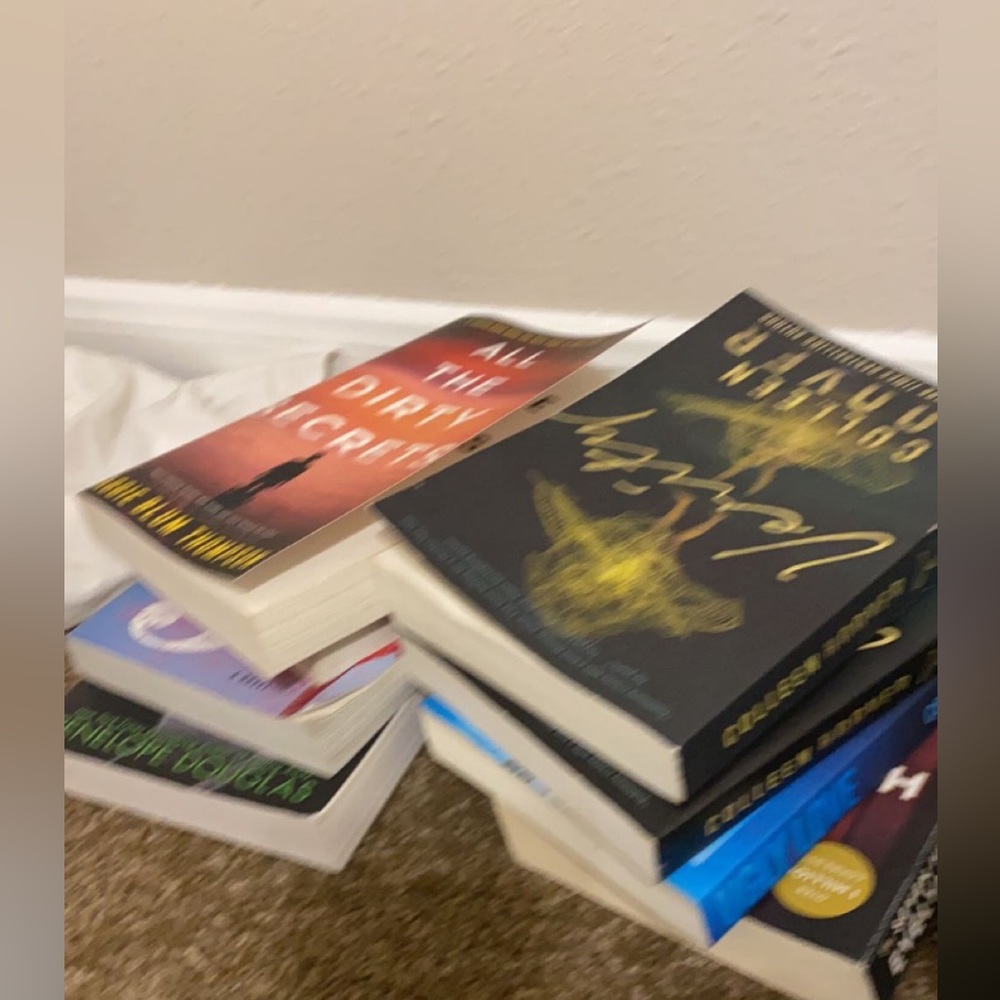 BOOK BUNDLE: COLEEN HOOVER AND MORE - Picture 1 of 4